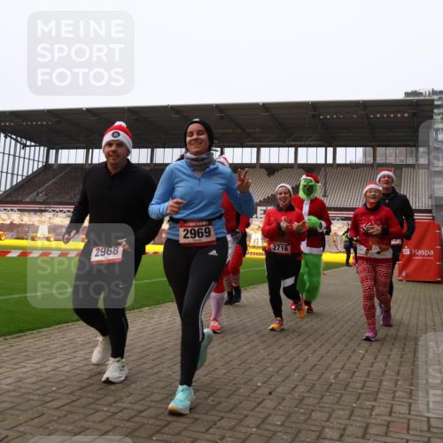 08.12.2024 - St. Pauli X-Mass-Run No. 14 Yannick Fuchs http://msf.ph/oto/7473721 08.12.2024 10:08:04 Ziel 83, 309, 328, 580, 690, 1048, 1058, 1297, 1390, 2587, 2716, 2945, 2961, 2964, 2968, 2969, 3010, 3012 meine-sportfotos.de