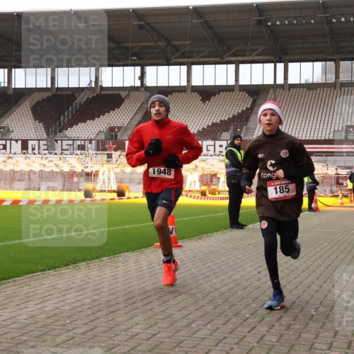 08.12.2024 - St. Pauli X-Mass-Run No. 14 Yannick Fuchs http://msf.ph/oto/7473735 08.12.2024 09:54:36 Ziel 185, 1863, 1948, 2588, 2891 meine-sportfotos.de
