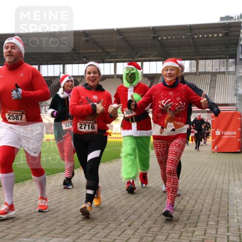 08.12.2024 - St. Pauli X-Mass-Run No. 14 Yannick Fuchs http://msf.ph/oto/7473743 08.12.2024 10:08:04 Ziel 83, 309, 328, 580, 690, 1048, 1058, 1297, 1390, 2587, 2716, 2945, 2961, 2964, 2968, 2969, 3010, 3012 meine-sportfotos.de