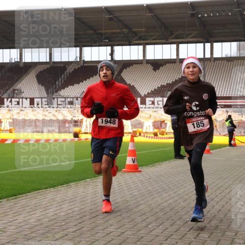 08.12.2024 - St. Pauli X-Mass-Run No. 14 Yannick Fuchs http://msf.ph/oto/7473744 08.12.2024 09:54:36 Ziel 185, 1863, 1948, 2588, 2891 meine-sportfotos.de
