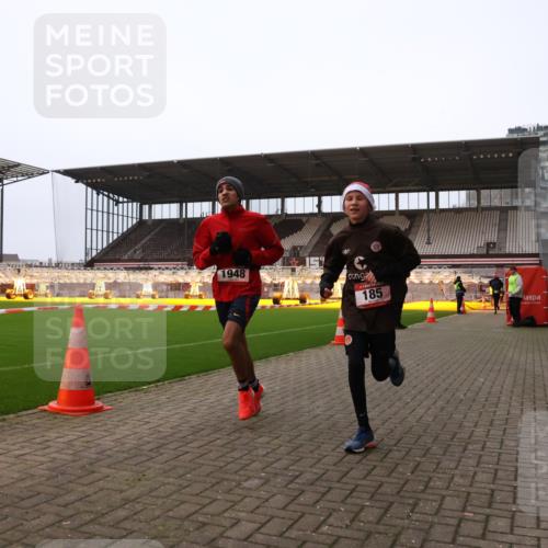 08.12.2024 - St. Pauli X-Mass-Run No. 14 Yannick Fuchs http://msf.ph/oto/7473750 08.12.2024 09:54:36 Ziel 185, 1863, 1948, 2588, 2891 meine-sportfotos.de