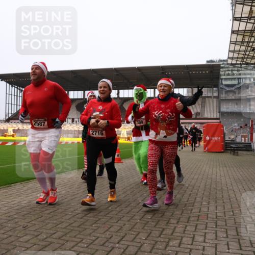 08.12.2024 - St. Pauli X-Mass-Run No. 14 Yannick Fuchs http://msf.ph/oto/7473753 08.12.2024 10:08:05 Ziel 83, 309, 328, 580, 690, 1048, 1058, 1390, 2587, 2716, 2945, 2961, 2964, 2968, 2969, 3010, 3012 meine-sportfotos.de