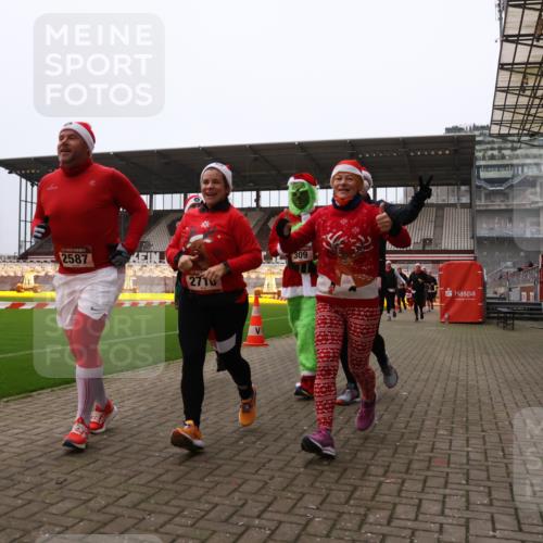08.12.2024 - St. Pauli X-Mass-Run No. 14 Yannick Fuchs http://msf.ph/oto/7473757 08.12.2024 10:08:05 Ziel 83, 309, 328, 580, 690, 1048, 1058, 1390, 2587, 2716, 2945, 2961, 2964, 2968, 2969, 3010, 3012 meine-sportfotos.de