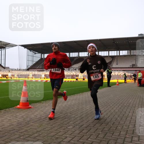08.12.2024 - St. Pauli X-Mass-Run No. 14 Yannick Fuchs http://msf.ph/oto/7473758 08.12.2024 09:54:36 Ziel 185, 1863, 1948, 2588, 2891 meine-sportfotos.de