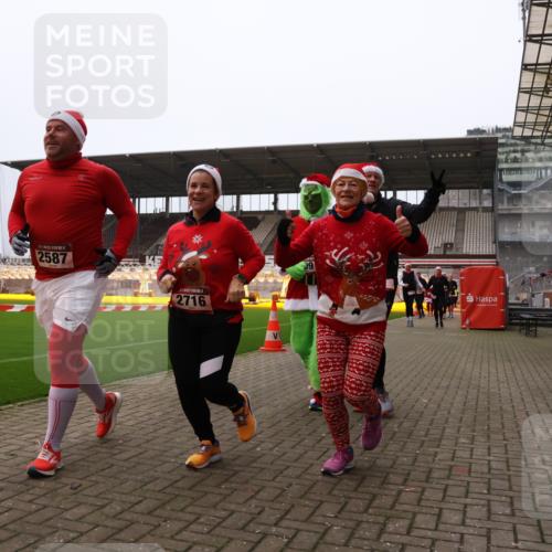 08.12.2024 - St. Pauli X-Mass-Run No. 14 Yannick Fuchs http://msf.ph/oto/7473763 08.12.2024 10:08:05 Ziel 83, 309, 328, 580, 690, 1048, 1058, 1390, 2587, 2716, 2945, 2961, 2964, 2968, 2969, 3010, 3012 meine-sportfotos.de