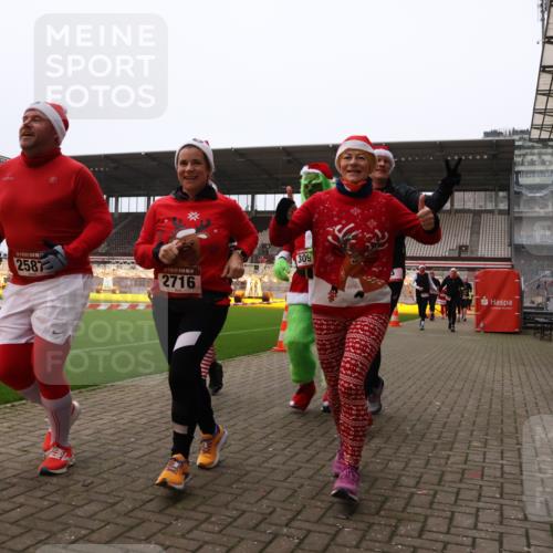 08.12.2024 - St. Pauli X-Mass-Run No. 14 Yannick Fuchs http://msf.ph/oto/7473769 08.12.2024 10:08:05 Ziel 83, 309, 328, 580, 690, 1048, 1058, 1390, 2587, 2716, 2945, 2961, 2964, 2968, 2969, 3010, 3012 meine-sportfotos.de