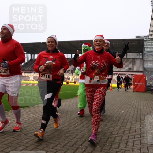 08.12.2024 - St. Pauli X-Mass-Run No. 14 Yannick Fuchs http://msf.ph/oto/7473773 08.12.2024 10:08:05 Ziel 83, 309, 328, 580, 690, 1048, 1058, 1390, 2587, 2716, 2945, 2961, 2964, 2968, 2969, 3010, 3012 meine-sportfotos.de