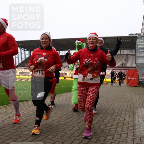 08.12.2024 - St. Pauli X-Mass-Run No. 14 Yannick Fuchs http://msf.ph/oto/7473776 08.12.2024 10:08:05 Ziel 83, 309, 328, 580, 690, 1048, 1058, 1390, 2587, 2716, 2945, 2961, 2964, 2968, 2969, 3010, 3012 meine-sportfotos.de