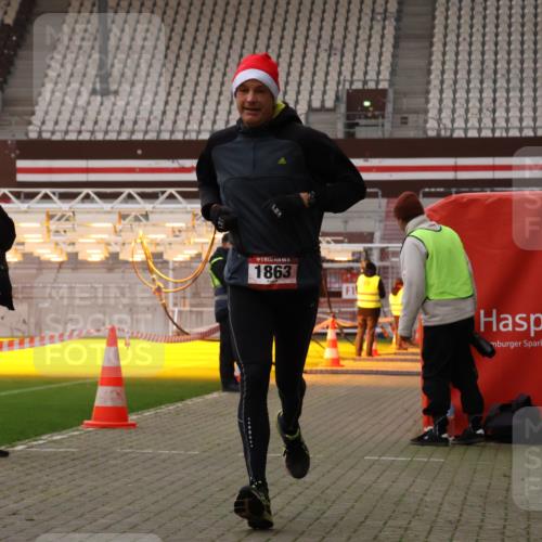 08.12.2024 - St. Pauli X-Mass-Run No. 14 Yannick Fuchs http://msf.ph/oto/7473777 08.12.2024 09:54:42 Ziel 185, 1863, 1948, 2588, 2891 meine-sportfotos.de