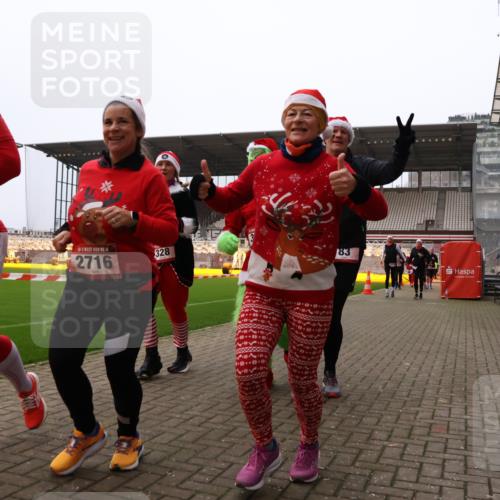 08.12.2024 - St. Pauli X-Mass-Run No. 14 Yannick Fuchs http://msf.ph/oto/7473783 08.12.2024 10:08:05 Ziel 83, 309, 328, 580, 690, 1048, 1058, 1390, 2587, 2716, 2945, 2961, 2964, 2968, 2969, 3010, 3012 meine-sportfotos.de