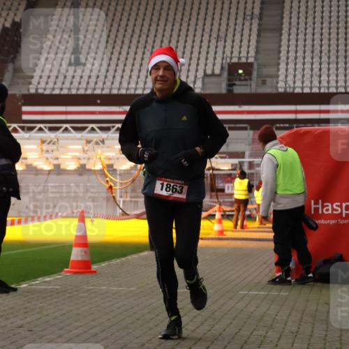 08.12.2024 - St. Pauli X-Mass-Run No. 14 Yannick Fuchs http://msf.ph/oto/7473784 08.12.2024 09:54:42 Ziel 185, 1863, 1948, 2588, 2891 meine-sportfotos.de