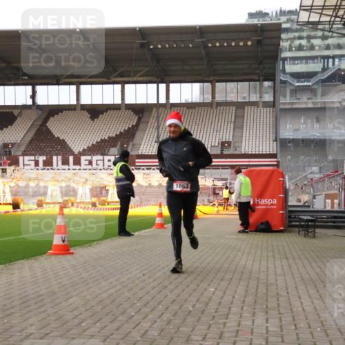 08.12.2024 - St. Pauli X-Mass-Run No. 14 Yannick Fuchs http://msf.ph/oto/7473790 08.12.2024 09:54:43 Ziel 1863, 1948, 2588, 2891 meine-sportfotos.de