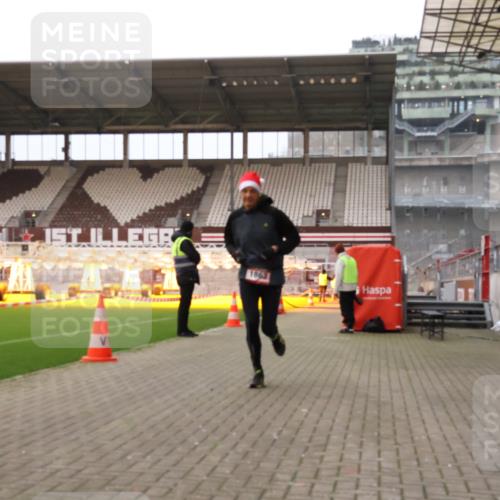 08.12.2024 - St. Pauli X-Mass-Run No. 14 Yannick Fuchs http://msf.ph/oto/7473793 08.12.2024 09:54:43 Ziel 1863, 1948, 2588, 2891 meine-sportfotos.de