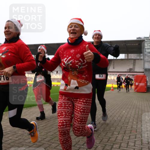 08.12.2024 - St. Pauli X-Mass-Run No. 14 Yannick Fuchs http://msf.ph/oto/7473794 08.12.2024 10:08:06 Ziel 83, 309, 328, 580, 690, 1048, 1058, 1390, 2587, 2716, 2945, 2961, 2964, 2968, 2969, 3010, 3012 meine-sportfotos.de