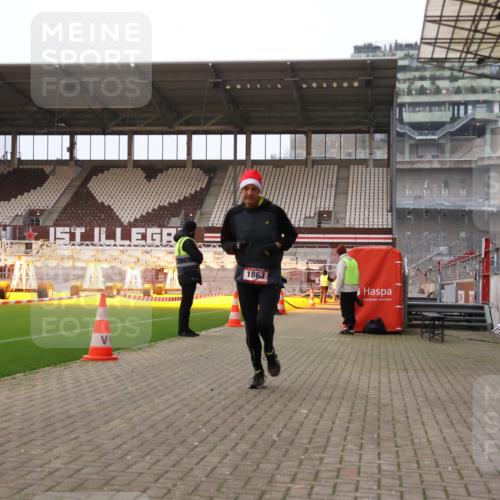 08.12.2024 - St. Pauli X-Mass-Run No. 14 Yannick Fuchs http://msf.ph/oto/7473796 08.12.2024 09:54:43 Ziel 1863, 1948, 2588, 2891 meine-sportfotos.de