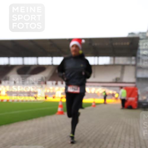 08.12.2024 - St. Pauli X-Mass-Run No. 14 Yannick Fuchs http://msf.ph/oto/7473798 08.12.2024 09:54:44 Ziel 1863, 2588, 2891 meine-sportfotos.de