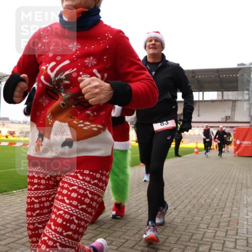 08.12.2024 - St. Pauli X-Mass-Run No. 14 Yannick Fuchs http://msf.ph/oto/7473800 08.12.2024 10:08:06 Ziel 83, 309, 328, 580, 690, 1048, 1058, 1390, 2587, 2716, 2945, 2961, 2964, 2968, 2969, 3010, 3012 meine-sportfotos.de