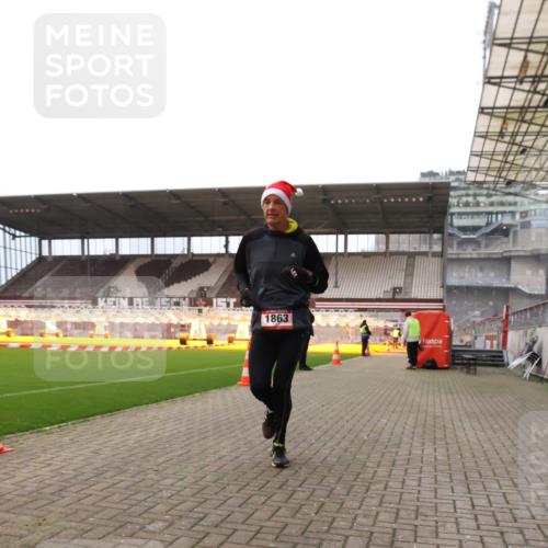 08.12.2024 - St. Pauli X-Mass-Run No. 14 Yannick Fuchs http://msf.ph/oto/7473801 08.12.2024 09:54:44 Ziel 1863, 2588, 2891 meine-sportfotos.de