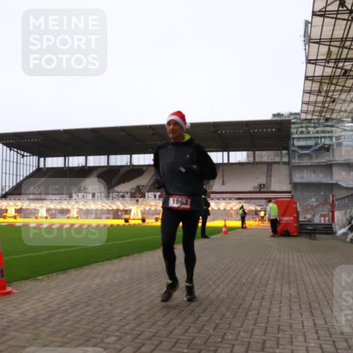 08.12.2024 - St. Pauli X-Mass-Run No. 14 Yannick Fuchs http://msf.ph/oto/7473803 08.12.2024 09:54:44 Ziel 1863, 2588, 2891 meine-sportfotos.de
