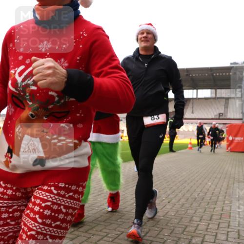 08.12.2024 - St. Pauli X-Mass-Run No. 14 Yannick Fuchs http://msf.ph/oto/7473804 08.12.2024 10:08:06 Ziel 83, 309, 328, 580, 690, 1048, 1058, 1390, 2587, 2716, 2945, 2961, 2964, 2968, 2969, 3010, 3012 meine-sportfotos.de
