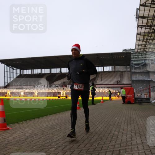 08.12.2024 - St. Pauli X-Mass-Run No. 14 Yannick Fuchs http://msf.ph/oto/7473807 08.12.2024 09:54:44 Ziel 1863, 2588, 2891 meine-sportfotos.de