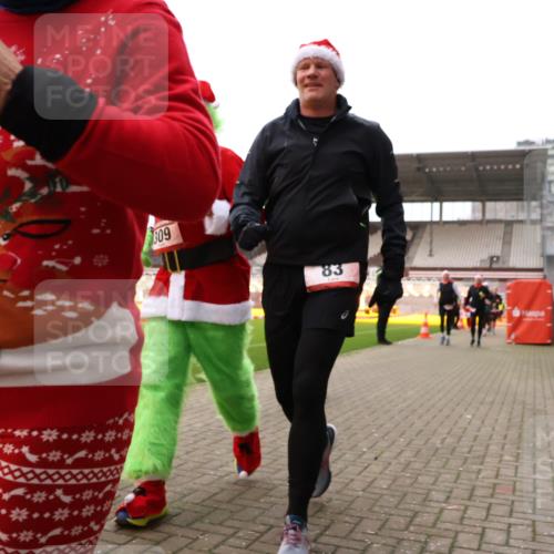08.12.2024 - St. Pauli X-Mass-Run No. 14 Yannick Fuchs http://msf.ph/oto/7473808 08.12.2024 10:08:06 Ziel 83, 309, 328, 580, 690, 1048, 1058, 1390, 2587, 2716, 2945, 2961, 2964, 2968, 2969, 3010, 3012 meine-sportfotos.de