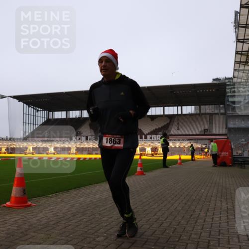 08.12.2024 - St. Pauli X-Mass-Run No. 14 Yannick Fuchs http://msf.ph/oto/7473810 08.12.2024 09:54:44 Ziel 1863, 2588, 2891 meine-sportfotos.de