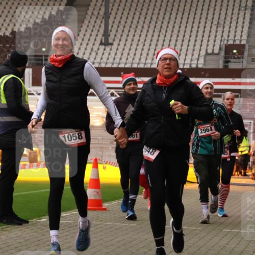 08.12.2024 - St. Pauli X-Mass-Run No. 14 Yannick Fuchs http://msf.ph/oto/7473828 08.12.2024 10:08:08 Ziel 83, 309, 328, 580, 690, 1048, 1058, 1390, 2587, 2716, 2945, 2961, 2964, 2968, 2969, 3010, 3012 meine-sportfotos.de