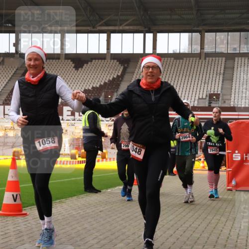 08.12.2024 - St. Pauli X-Mass-Run No. 14 Yannick Fuchs http://msf.ph/oto/7473869 08.12.2024 10:08:10 Ziel 83, 309, 328, 580, 690, 1048, 1058, 1390, 2587, 2716, 2945, 2961, 2964, 2968, 2969, 3010, 3012 meine-sportfotos.de