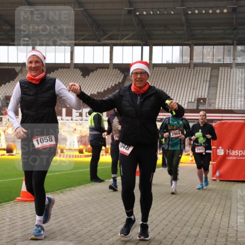 08.12.2024 - St. Pauli X-Mass-Run No. 14 Yannick Fuchs http://msf.ph/oto/7473878 08.12.2024 10:08:10 Ziel 83, 309, 328, 580, 690, 1048, 1058, 1390, 2587, 2716, 2945, 2961, 2964, 2968, 2969, 3010, 3012 meine-sportfotos.de