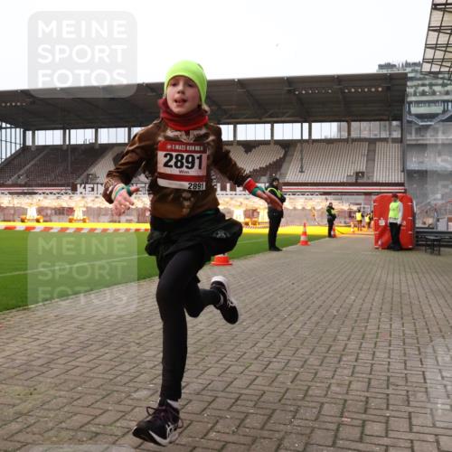 08.12.2024 - St. Pauli X-Mass-Run No. 14 Yannick Fuchs http://msf.ph/oto/7473880 08.12.2024 09:54:56 Ziel 341, 2588, 2891 meine-sportfotos.de
