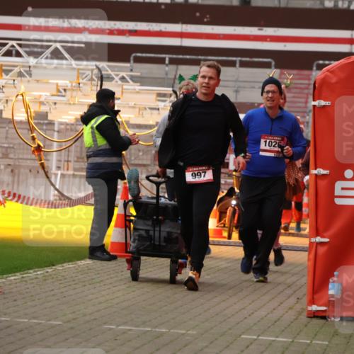 08.12.2024 - St. Pauli X-Mass-Run No. 14 Yannick Fuchs http://msf.ph/oto/7474002 08.12.2024 10:08:19 Ziel 309, 485, 690, 997, 1026, 1048, 1058, 1390, 1423, 2716, 2945, 2961, 2964 meine-sportfotos.de