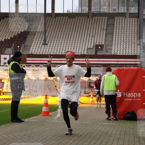 08.12.2024 - St. Pauli X-Mass-Run No. 14 Yannick Fuchs http://msf.ph/oto/7474007 08.12.2024 09:55:15 Ziel 691, 881, 907 meine-sportfotos.de