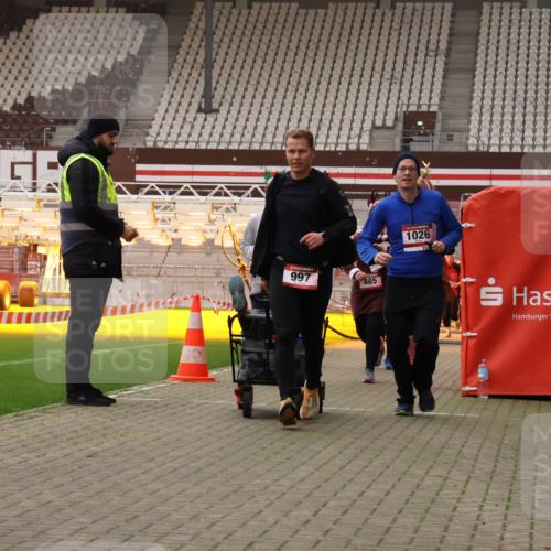 08.12.2024 - St. Pauli X-Mass-Run No. 14 Yannick Fuchs http://msf.ph/oto/7474035 08.12.2024 10:08:22 Ziel 485, 690, 997, 1026, 1048, 1058, 1423, 2753, 2945, 2961, 2964 meine-sportfotos.de