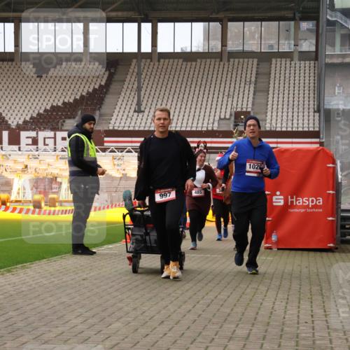 08.12.2024 - St. Pauli X-Mass-Run No. 14 Yannick Fuchs http://msf.ph/oto/7474046 08.12.2024 10:08:23 Ziel 292, 485, 690, 997, 1026, 1048, 1058, 1310, 1423, 2753, 2945, 2961, 2964 meine-sportfotos.de