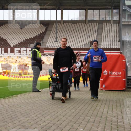 08.12.2024 - St. Pauli X-Mass-Run No. 14 Yannick Fuchs http://msf.ph/oto/7474052 08.12.2024 10:08:24 Ziel 292, 301, 485, 690, 997, 1026, 1310, 1423, 2753, 2945, 2961, 2964 meine-sportfotos.de