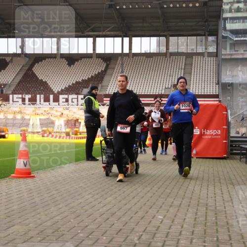 08.12.2024 - St. Pauli X-Mass-Run No. 14 Yannick Fuchs http://msf.ph/oto/7474062 08.12.2024 10:08:24 Ziel 292, 301, 485, 690, 997, 1026, 1310, 1423, 2753, 2945, 2961, 2964 meine-sportfotos.de