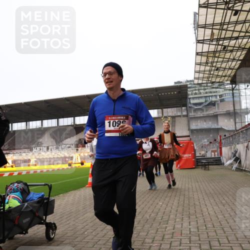 08.12.2024 - St. Pauli X-Mass-Run No. 14 Yannick Fuchs http://msf.ph/oto/7474105 08.12.2024 10:08:27 Ziel 292, 301, 436, 485, 690, 997, 1026, 1310, 1423, 1952, 1961, 2753, 2961 meine-sportfotos.de