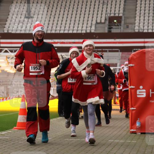 08.12.2024 - St. Pauli X-Mass-Run No. 14 Yannick Fuchs http://msf.ph/oto/7474240 08.12.2024 10:08:34 Ziel 23, 136, 292, 301, 436, 449, 451, 485, 731, 997, 1026, 1167, 1183, 1310, 1423, 1952, 1961, 2753 meine-sportfotos.de