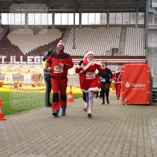 08.12.2024 - St. Pauli X-Mass-Run No. 14 Yannick Fuchs http://msf.ph/oto/7474271 08.12.2024 10:08:35 Ziel 23, 136, 292, 301, 436, 449, 451, 485, 731, 997, 1026, 1167, 1183, 1310, 1423, 1952, 1961, 2753 meine-sportfotos.de