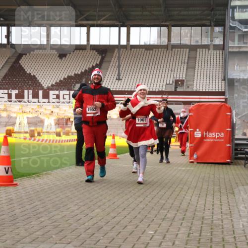 08.12.2024 - St. Pauli X-Mass-Run No. 14 Yannick Fuchs http://msf.ph/oto/7474274 08.12.2024 10:08:35 Ziel 23, 136, 292, 301, 436, 449, 451, 485, 731, 997, 1026, 1167, 1183, 1310, 1423, 1952, 1961, 2753 meine-sportfotos.de