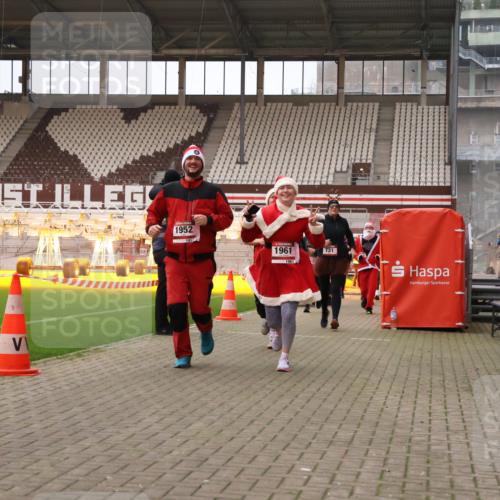 08.12.2024 - St. Pauli X-Mass-Run No. 14 Yannick Fuchs http://msf.ph/oto/7474278 08.12.2024 10:08:35 Ziel 23, 136, 292, 301, 436, 449, 451, 485, 731, 997, 1026, 1167, 1183, 1310, 1423, 1952, 1961, 2753 meine-sportfotos.de