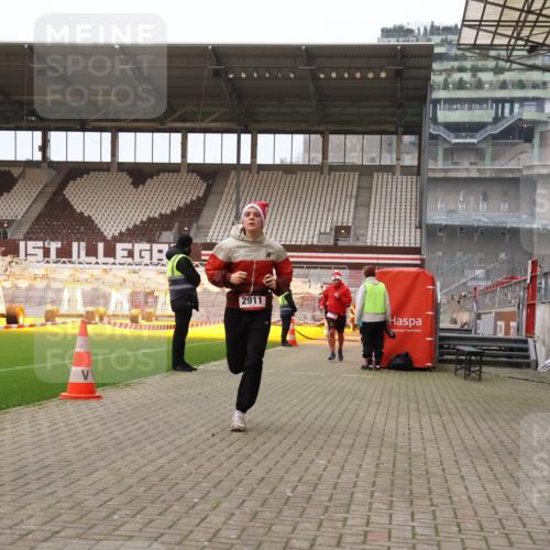 08.12.2024 - St. Pauli X-Mass-Run No. 14 Yannick Fuchs http://msf.ph/oto/7474351 08.12.2024 09:55:53 Ziel 415, 438, 1946, 2911, 3094 meine-sportfotos.de