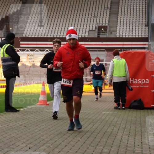 08.12.2024 - St. Pauli X-Mass-Run No. 14 Yannick Fuchs http://msf.ph/oto/7474404 08.12.2024 09:55:57 Ziel 415, 438, 1946, 2911, 3094 meine-sportfotos.de