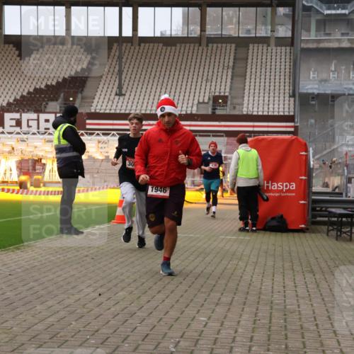 08.12.2024 - St. Pauli X-Mass-Run No. 14 Yannick Fuchs http://msf.ph/oto/7474415 08.12.2024 09:55:57 Ziel 415, 438, 1946, 2911, 3094 meine-sportfotos.de