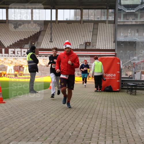 08.12.2024 - St. Pauli X-Mass-Run No. 14 Yannick Fuchs http://msf.ph/oto/7474419 08.12.2024 09:55:57 Ziel 415, 438, 1946, 2911, 3094 meine-sportfotos.de