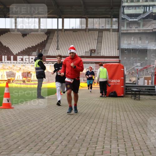 08.12.2024 - St. Pauli X-Mass-Run No. 14 Yannick Fuchs http://msf.ph/oto/7474423 08.12.2024 09:55:57 Ziel 415, 438, 1946, 2911, 3094 meine-sportfotos.de