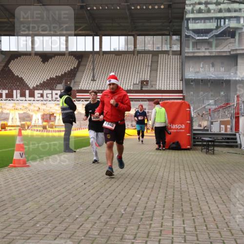 08.12.2024 - St. Pauli X-Mass-Run No. 14 Yannick Fuchs http://msf.ph/oto/7474426 08.12.2024 09:55:57 Ziel 415, 438, 1946, 2911, 3094 meine-sportfotos.de