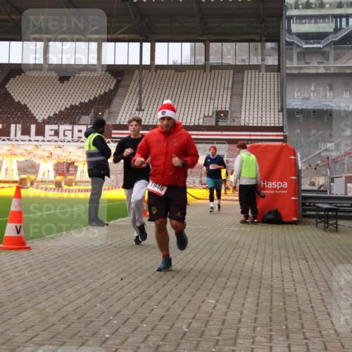 08.12.2024 - St. Pauli X-Mass-Run No. 14 Yannick Fuchs http://msf.ph/oto/7474432 08.12.2024 09:55:57 Ziel 415, 438, 1946, 2911, 3094 meine-sportfotos.de