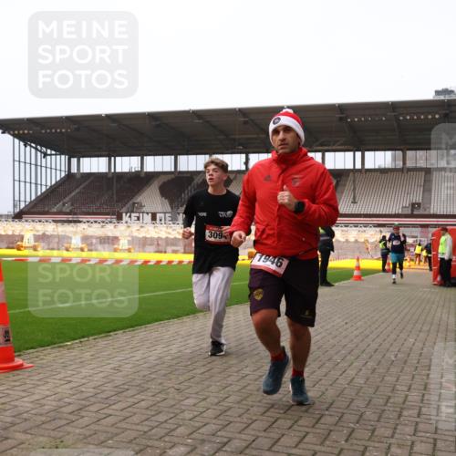 08.12.2024 - St. Pauli X-Mass-Run No. 14 Yannick Fuchs http://msf.ph/oto/7474465 08.12.2024 09:55:59 Ziel 415, 438, 1852, 1946, 2911, 3094 meine-sportfotos.de